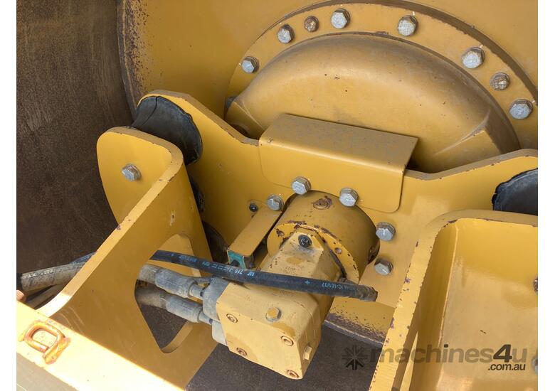 2018 Caterpillar CS-533E Articulated Smooth Drum Roller