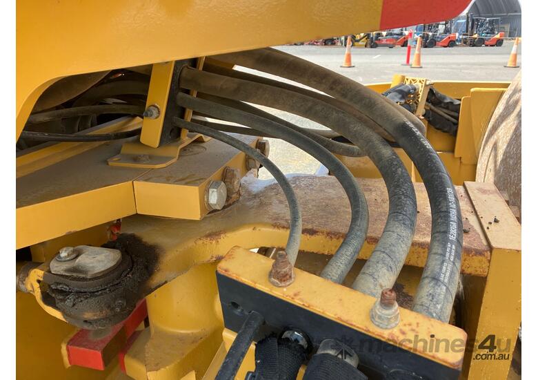 2018 Caterpillar CS-533E Articulated Smooth Drum Roller