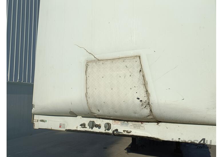 caption 2006 Maxitrans ST-3 Tri-Axle Curtainside Trailer