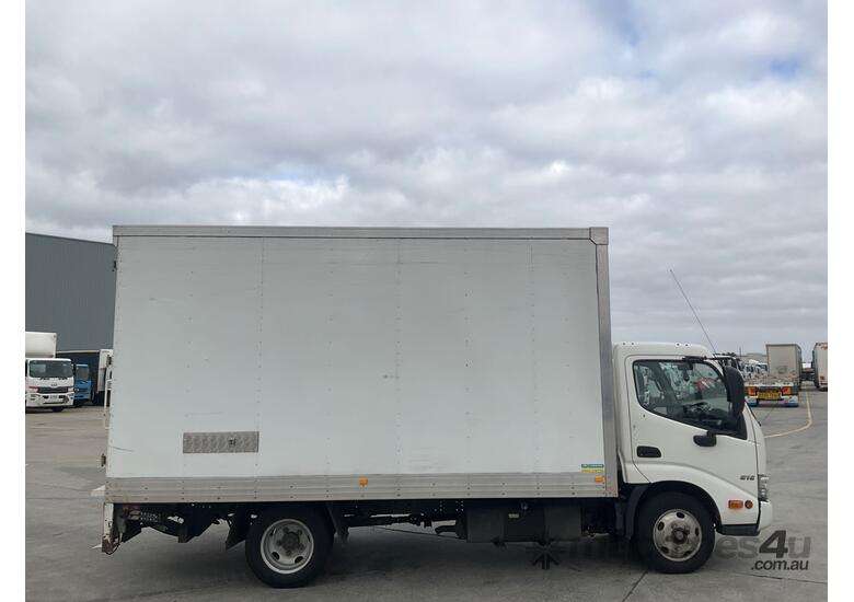 caption 2021 Hino 300 616 Pantech