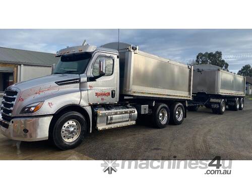 2022 Freightliner Cascadia Tipper & Superdog Tipping Trailer