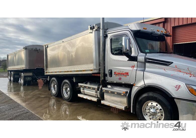 2022 Freightliner Cascadia Tipper & Superdog Tipping Trailer