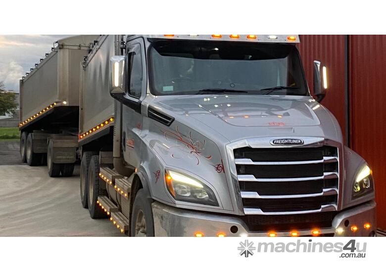 2022 Freightliner Cascadia Tipper & Superdog Tipping Trailer