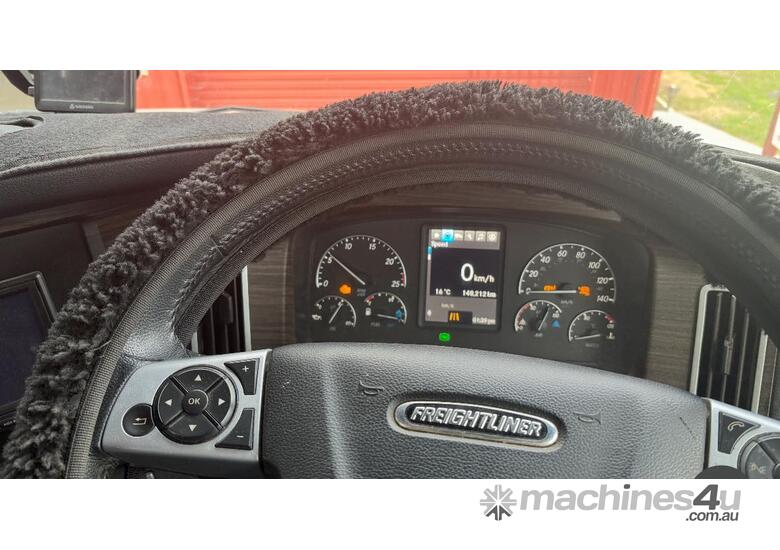 2022 Freightliner Cascadia Tipper & Superdog Tipping Trailer