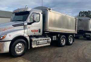 2022 Freightliner Cascadia Tipper & Superdog Tipping Trailer