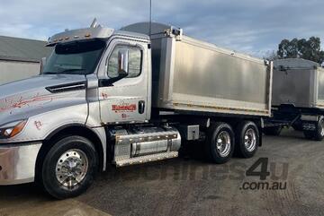 2022 Freightliner Cascadia Tipper & Superdog Tipping Trailer
