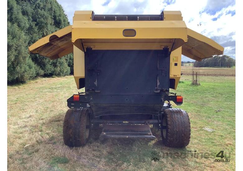 NEW HOLLAND BR740A ROUND HAY BALER