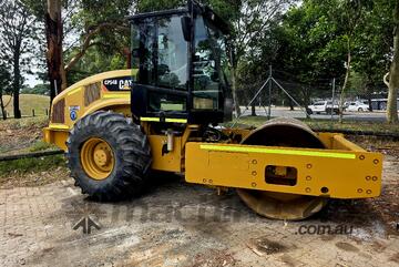 2013 cat 12ton smooth drum roller LOW HOURS