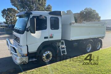 Truck Tipper Volvo FM7 6x4 Manual 310HP 2001 629196km 1ITR856 SN1838