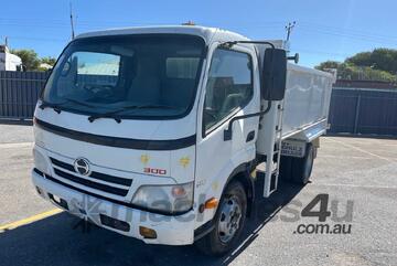 Hino 2009   300 916 Tipper