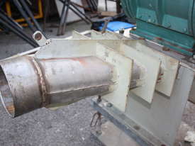 Rotary valve airlock seal 14