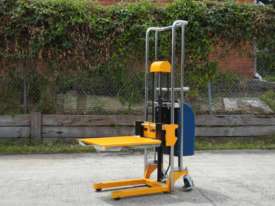 Semi-electric platform lifter / semi-electric stacker - picture0' - Click to enlarge