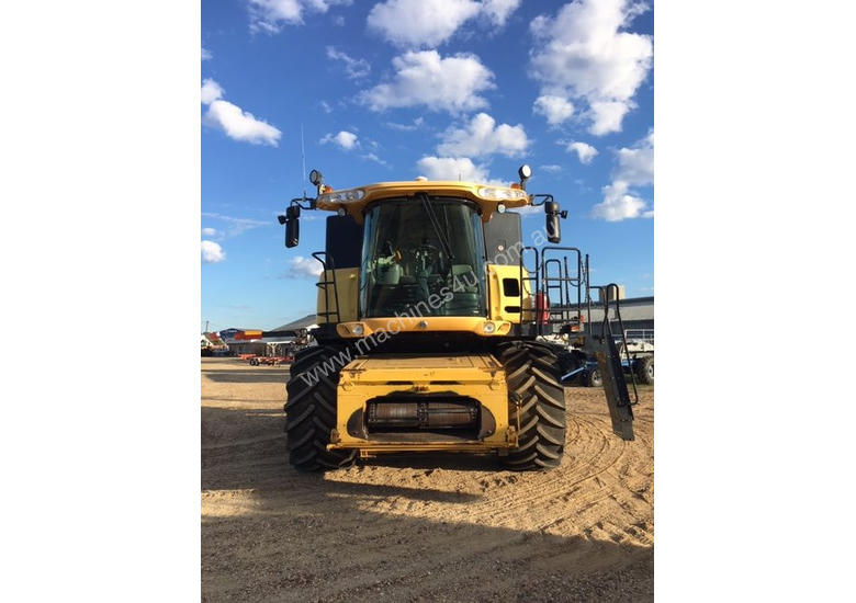 caption New Holland CR9070 Header(Combine) Harvester/Header