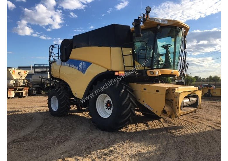 caption New Holland CR9070 Header(Combine) Harvester/Header