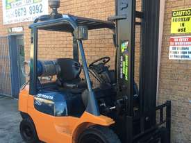 Toyota Forklift - picture2' - Click to enlarge
