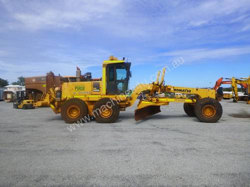 2016 Komatsu GD825A-2 Road Grader (MR112)