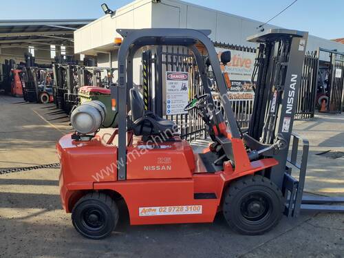 Nissan Forklift 2.5 Ton Container Entry 4.75m lift Refurbished and Serviced Ready to Go 