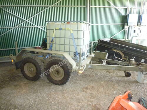 Heavy duty ex army twin axle trailer with 1000 liter water tank, and pump