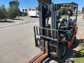 Forklift UN 2.5 Tonne Gas Auto Container mast side shift 2012 - picture1' - Click to enlarge