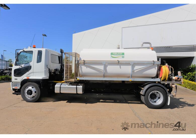 caption 2010 MITSUBISHI FUSO FIGHTER FM67 - Water Cart