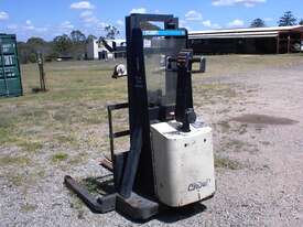 Crown walkie stacker - picture0' - Click to enlarge