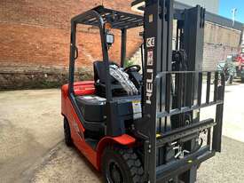 Heli 2.5t Diesel Forklift  - picture2' - Click to enlarge