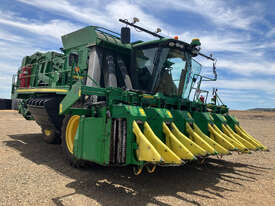 John Deere CP690 Cotton Picker/Stripper Harvester/Header - picture0' - Click to enlarge