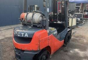 TOYOTA 8FG25 Triplex Container Mast 2500 kg FORKLIFT