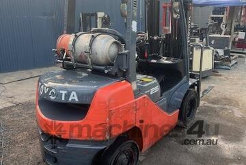 TOYOTA 8FG25 Triplex Container Mast 2500 kg FORKLIFT