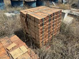 1 Pallet of Bricks - picture2' - Click to enlarge