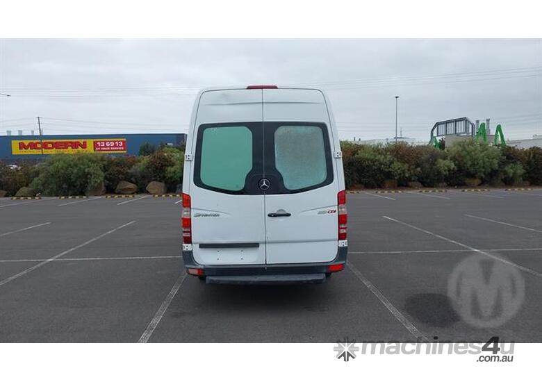 caption Mercedes-Benz Sprinter