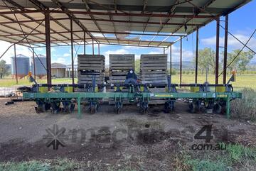 John Deere 1700 MaxEmerge XP Planter