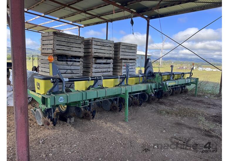 John Deere 1700 MaxEmerge XP Planter 