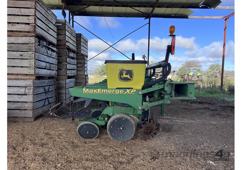 John Deere 1700 MaxEmerge XP Planter 