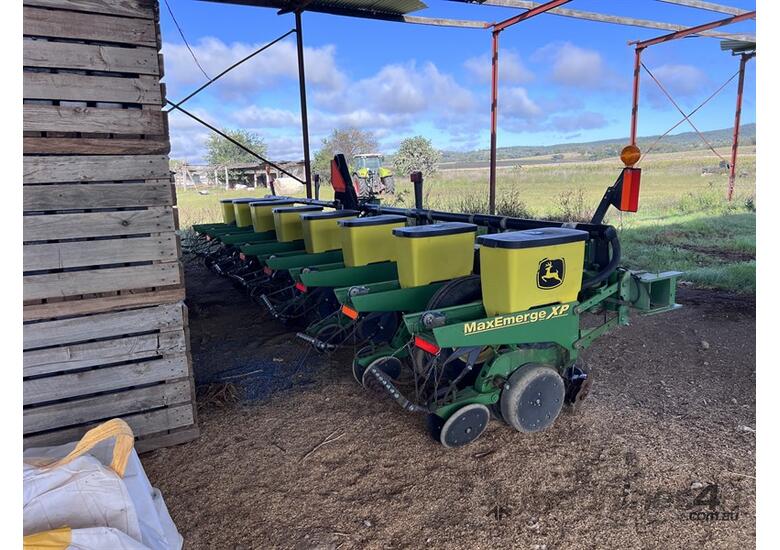 John Deere 1700 MaxEmerge XP Planter 