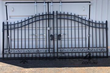 EXEQ 8ft Wrought Iron Style Gates