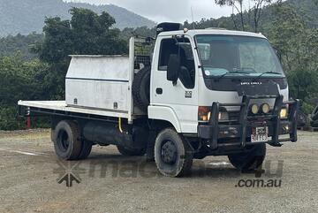 Isuzu 2004   NPS 300 TRUCK