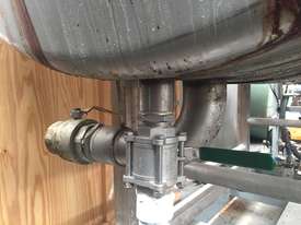5000L Stainless Steel Horizontal Tank on legs - picture2' - Click to enlarge
