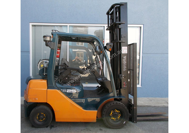 caption Used Toyota 2500 kg Forklift