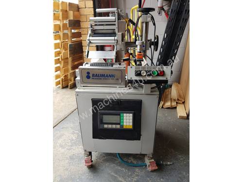 Labeller machine for labelling jars stickers applicator