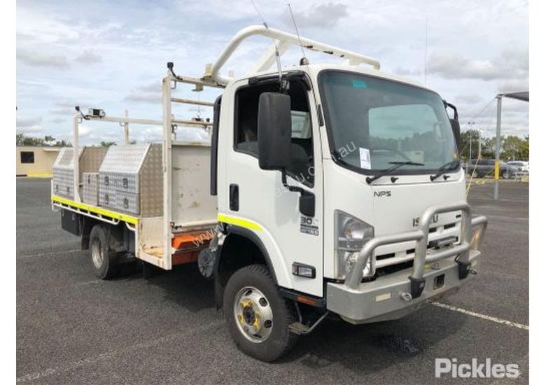 caption 2015 Isuzu NPS300