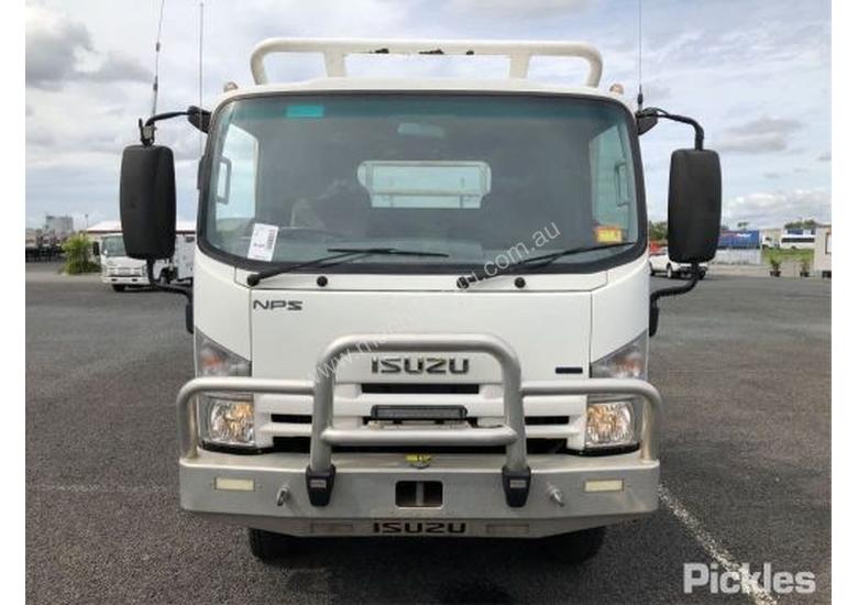 caption 2015 Isuzu NPS300