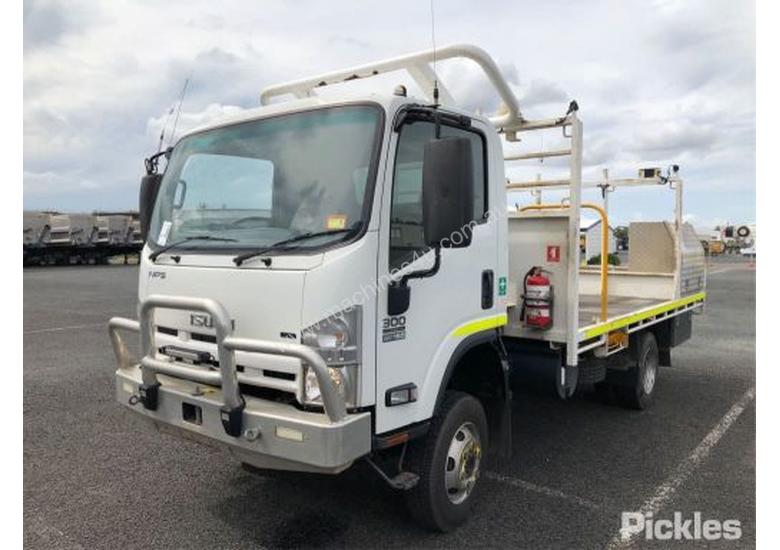caption 2015 Isuzu NPS300