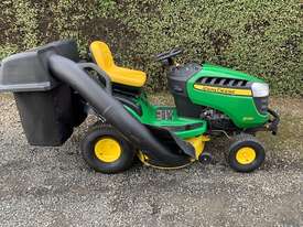 John Deere D130 Lawn Tractor - picture2' - Click to enlarge