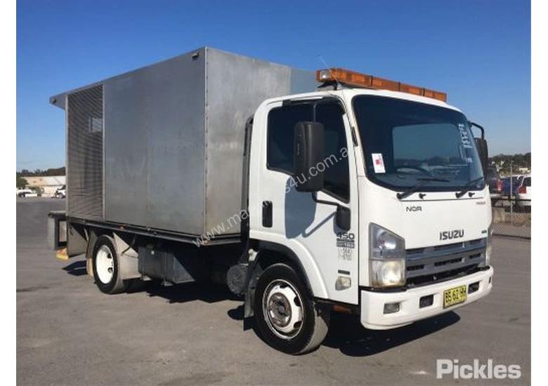 caption 2012 Isuzu NQR450 Medium