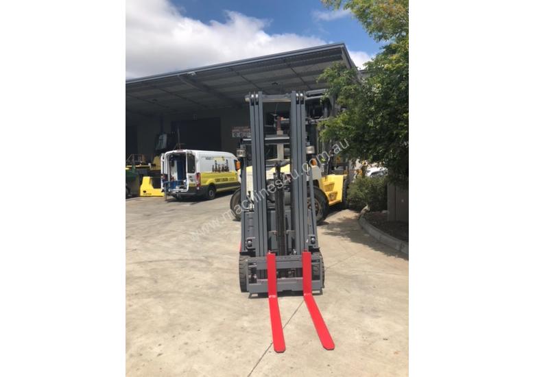 caption 1.8T 3 Wheel Battery Electric Forklift