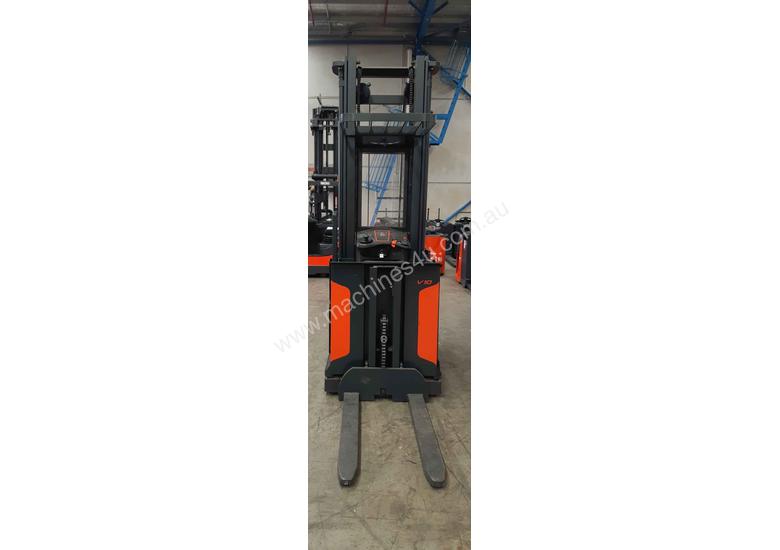 caption Used Forklift: V10 Genuine Preowned Linde 1t