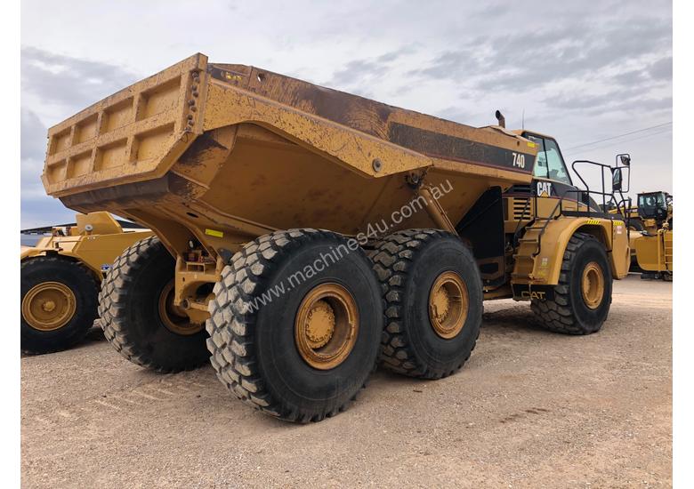 caption 2005 Caterpillar 740 Articulated Dump Truck