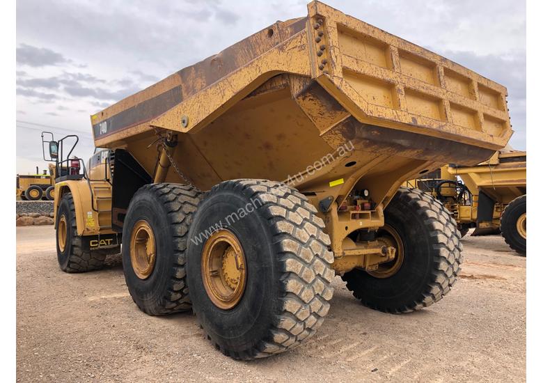 caption 2005 Caterpillar 740 Articulated Dump Truck