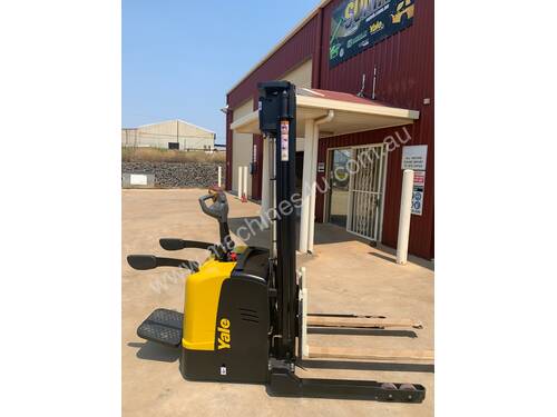 Yale MS15XUX Electric Rider Stacker